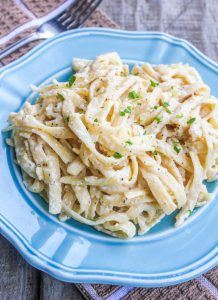 Fast and Easy Homemade Fettuccine Alfredo | Fast weeknight dinner!