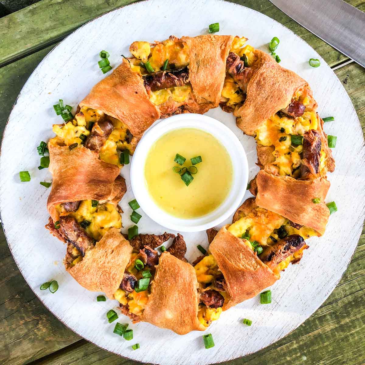 Sausage and Eggs Benedict Breakfast Ring
